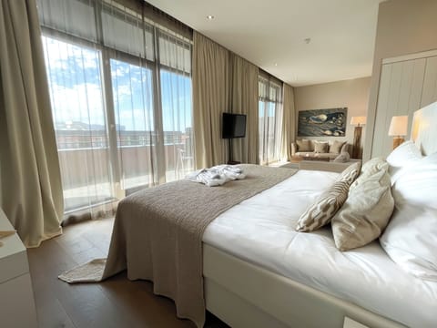 Suite | Hypo-allergenic bedding, in-room safe, desk, blackout drapes