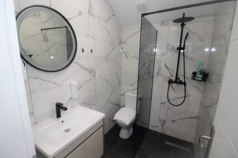 Deluxe Double Room | Bathroom | Shower, free toiletries, hair dryer, slippers