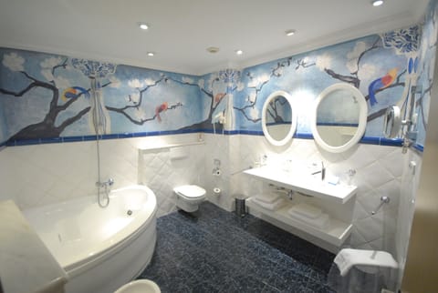 Double Room | Bathroom | Free toiletries, hair dryer, towels, soap