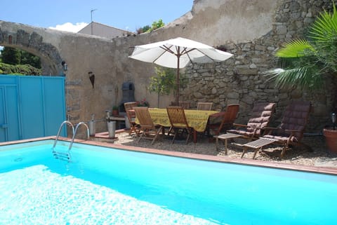 Swimming pool, bbq and table seating 10