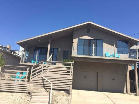 Amazing ocean Views 🌊
A few minutes walk to beach 🏖 and down town Embarcadero