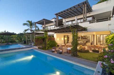Rest in your best dream, private pool in front of the beach