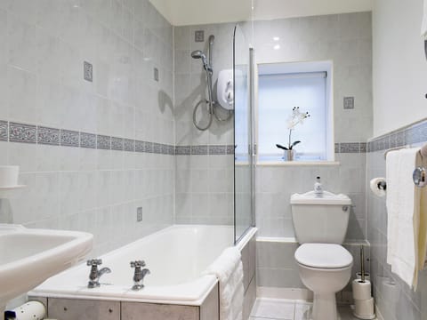 Bathroom | The Lodge Cottage, Methven, near Perth