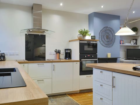 Fully appointed fitted kitchen | Riverholme, Bassenthwaite, near Keswick