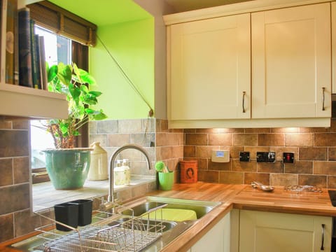 Well-equipped fitted kitchen | Bandrake Barn, Oxen Park, near Ulverston