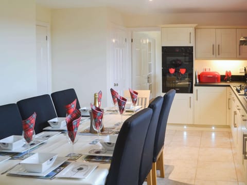 Spacious fully appointed kitchen with dining area | Hawthorne House, Amble, near Warkworth