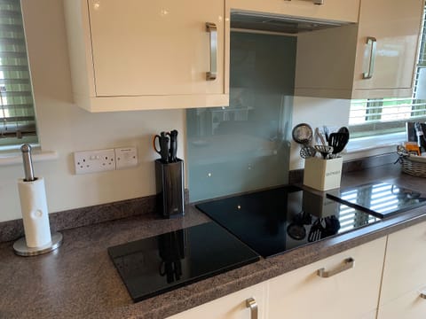 Kitchen | Meadowside Lodges- Peregrine Lodge - Meadowside Lodges, St Columb, near Padstow