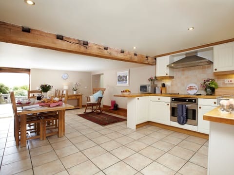 Kitchen and dining area | Rowan Cottage - Smallshaw Cottages, Millhouse Green, near Penistone