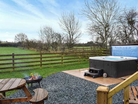 Delightful accommodation with relaxing private hot tub | Greengill Farm Shepherds Hut - Greengill, Greengill, near Cockermouth