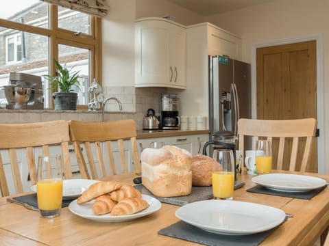 Ideal dining area | The Farmhouse - Applebarn Holidays, West Pennard, near Glastonbury