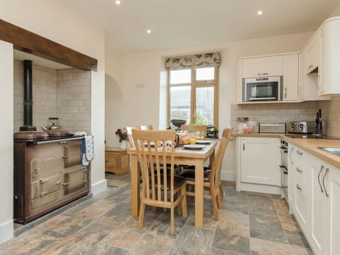 Fantastic kitchen/ dining room | The Farmhouse - Applebarn Holidays, West Pennard, near Glastonbury
