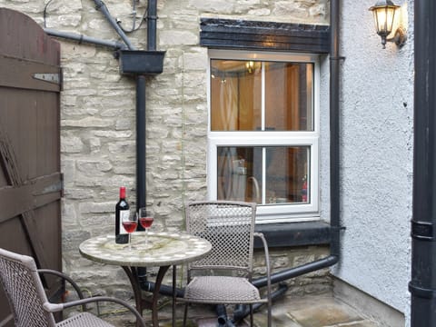 Patio area with outdoor furniture | Slater’s Cottage, Middleham, near Leyburn
