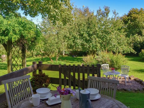Delightful sitting out area | Clematis Cottage, Derriton, near Holsworthy