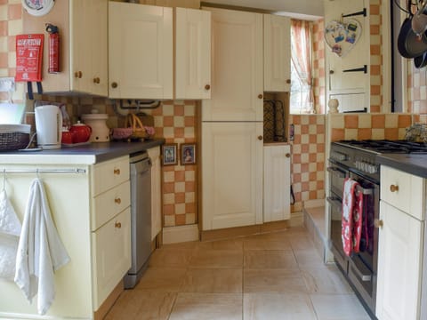 Well equipped kitchen | Rebecca&rsquo;s Cottage - Richmond and Rebecca&rsquo;s Cottages, Welton