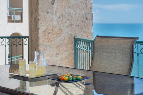Detail of the dining table on the patio