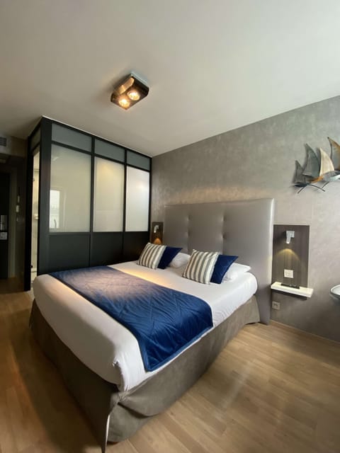 Comfort Room, 1 Queen Bed, Non Smoking | In-room safe, desk, blackout drapes, soundproofing