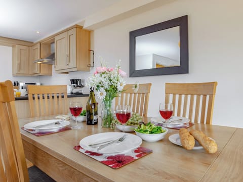 Ideal dining area | 6 Harbour View - Harbour View, Newquay