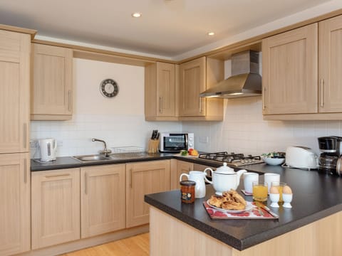 Well equipped kitchen | 6 Harbour View - Harbour View, Newquay