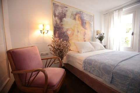 Premium bedding, minibar, soundproofing, iron/ironing board