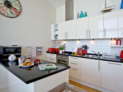 Well-equipped fitted kitchen | Sunset Bay - Horizon View, Westward Ho!