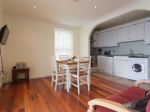 Open plan living space | 7 The Priory, Shanklin