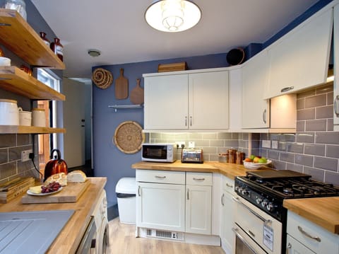 Contemporary kitchen | Fishlegs, Brixham