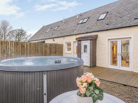 Private hot tub | Little Arches, Lochwinnoch, near Glasgow