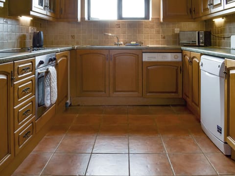 Well-equipped fitted kitchen | Baileys Barn - Moor Farm Stable Cottages, Foxley, near Fakenham