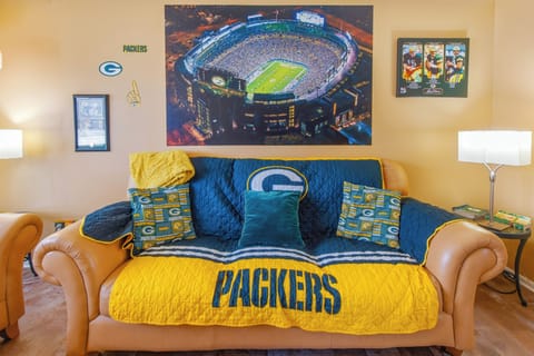 Go Pack Go! Come stay at this fully equipped Packer house only 3 blocks from Lam