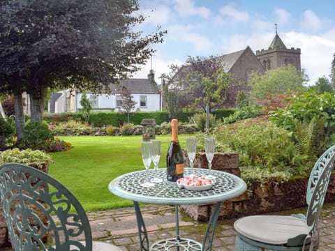 Sitting out area in the garden | Craigrossie Cottage, Auchterarder