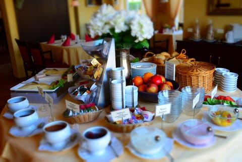 Free daily self-serve breakfast