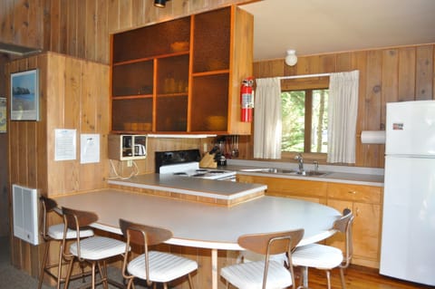 Large oak kitchen with dining bar has everything you need.