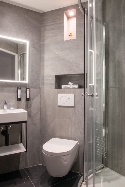 Standard Double Room | Bathroom | Free toiletries, hair dryer, towels