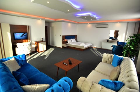 Deluxe Room | Minibar, in-room safe, free WiFi, bed sheets