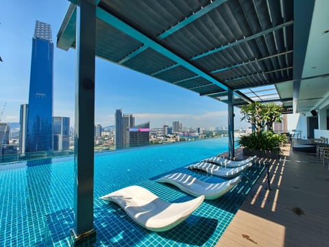 2 outdoor pools