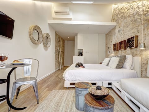 City Studio | Hypo-allergenic bedding, in-room safe, iron/ironing board, free WiFi