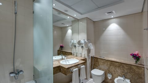 Combined shower/tub, free toiletries, hair dryer, slippers