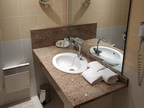 Superior Triple Room, Private Bathroom | Bathroom