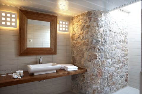 Honeymoon Studio Suite, Jetted Tub | Bathroom sink