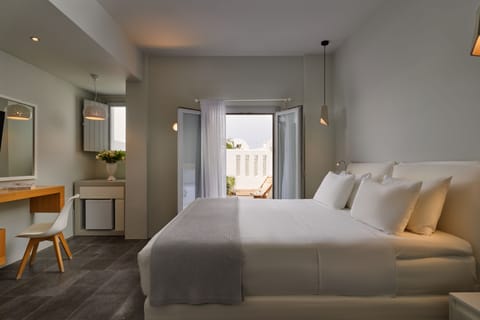 Junior Studio Suite, Private Pool | In-room safe, soundproofing, bed sheets