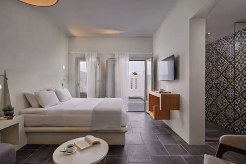 Junior Studio Suite, Private Pool | In-room safe, soundproofing, bed sheets