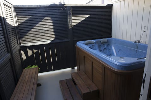 One Bedroom Spa Suite | Private spa tub
