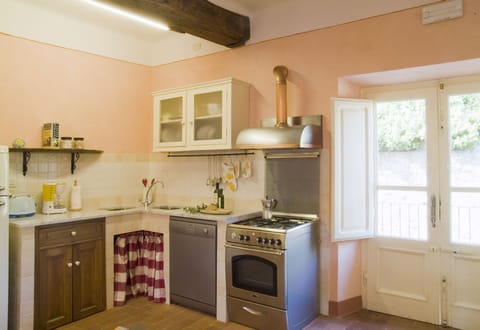 Apartment, 3 Bedrooms, 2 Bathrooms (Mimi) | Private kitchen | Oven, stovetop, dishwasher, coffee/tea maker