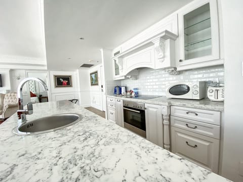 Premier Suite | Private kitchen | Coffee/tea maker, electric kettle