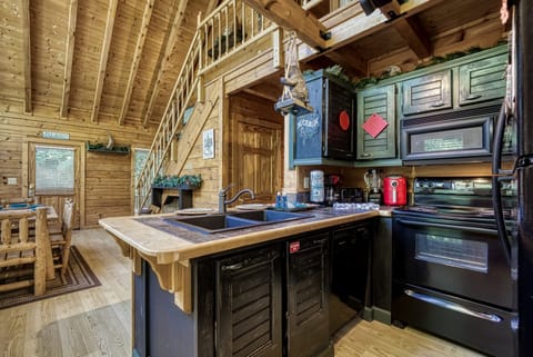 Pet Friendly Smoky Mountain Cabin "Papa's Pad" - Fully furnished kitchen