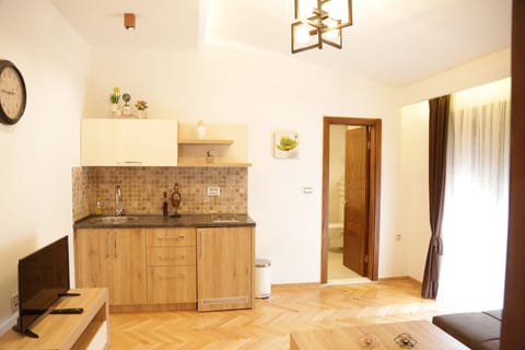 Fridge, stovetop, coffee/tea maker, electric kettle