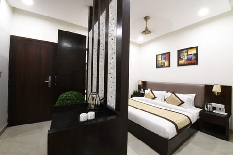 Maharaja Suite | Desk, blackout drapes, soundproofing, free WiFi