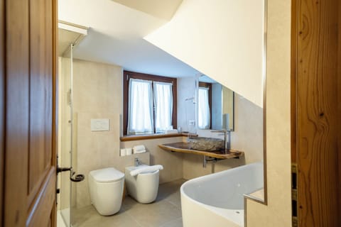 Suite, 1 Queen Bed, Terrace | Bathroom | Free toiletries, hair dryer, bidet