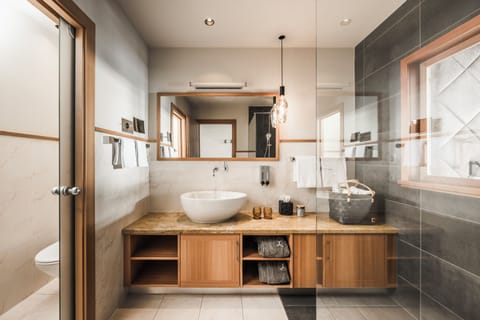 Deluxe Double Room | Bathroom | Shower, free toiletries, hair dryer, bathrobes