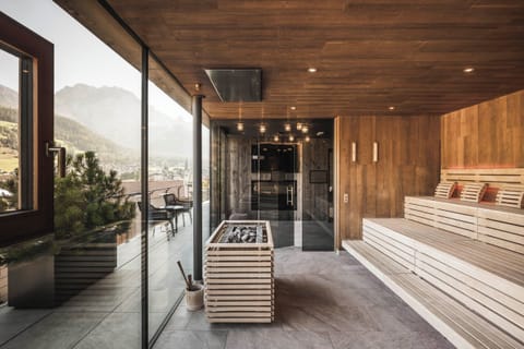 Couples treatment rooms, sauna, hot tub, steam room, body treatments